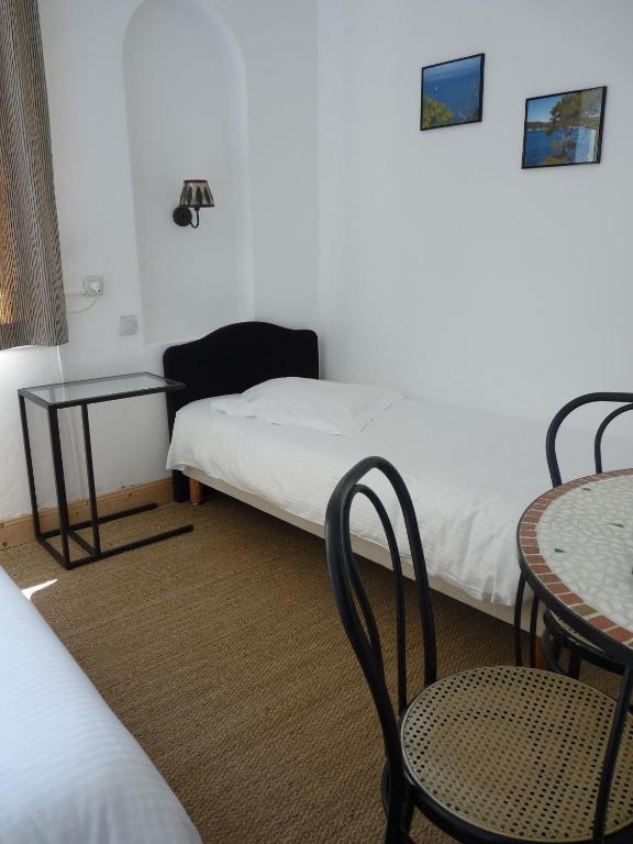 Hotel L'Oustaou Le Lavandou Zimmer foto