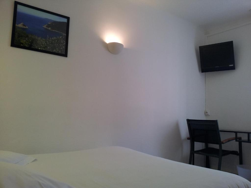 Hotel L'Oustaou Le Lavandou Zimmer foto