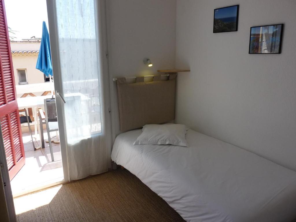 Hotel L'Oustaou Le Lavandou Zimmer foto